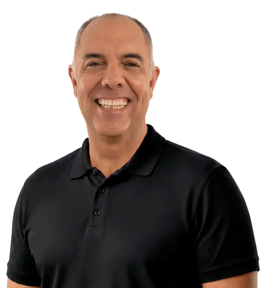 Marcos Braz sorrindo, de camisa polo preta, em foto oficial de 2026